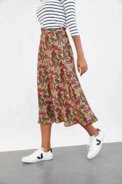 Poppy Skirt - Meadow Floral -Amour Vert 0084 Poppy Meadow 1457 web f8aa1c07 8e58 497f 8298 b7043ee8b8b5
