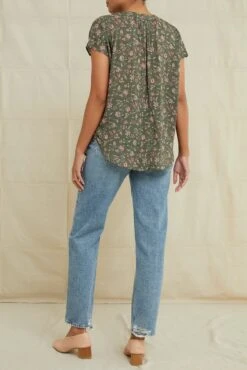 Renata Ecovero Blouse - Lago Green -Amour Vert 0142RenataLagoGreen 2592 web e9acdd56 fe41 4caf 966a 7a4bcbde4ac9