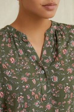 Renata Ecovero Blouse - Lago Green -Amour Vert 0142RenataLagoGreen 2616 web a59619e3 3efd 48f7 857f 34ae5fc1d368