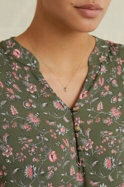 Mai Ecovero Blouse - Lago Green -Amour Vert 0188MaiLagoGreen 2405 web a65118aa bc6e 4c59 bede 60628937b58e