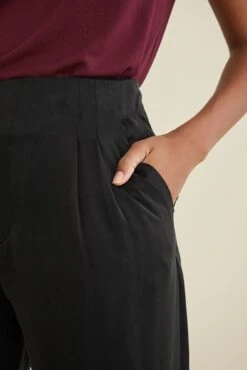 Parnel Silk Pants -Amour Vert 9622 Parnel Black 2600 web c6756be3 989e 42d0 9e05 df0420de121f